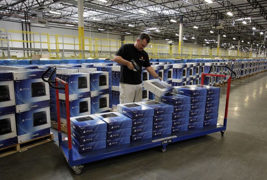 Imatge d'arxiu d'un magatzem ple de PlayStation 4